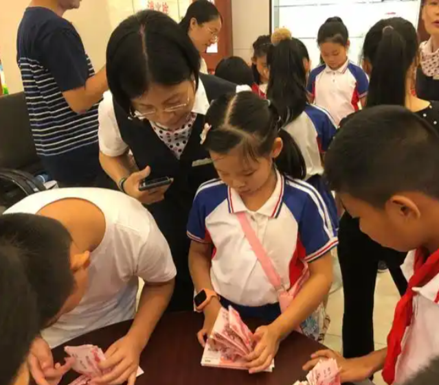 情景判断游戏引导学生对日常物品进行需要与想要的分类讨论 情景判断游戏引导学生对日常物品进行需要与想要的分类讨论